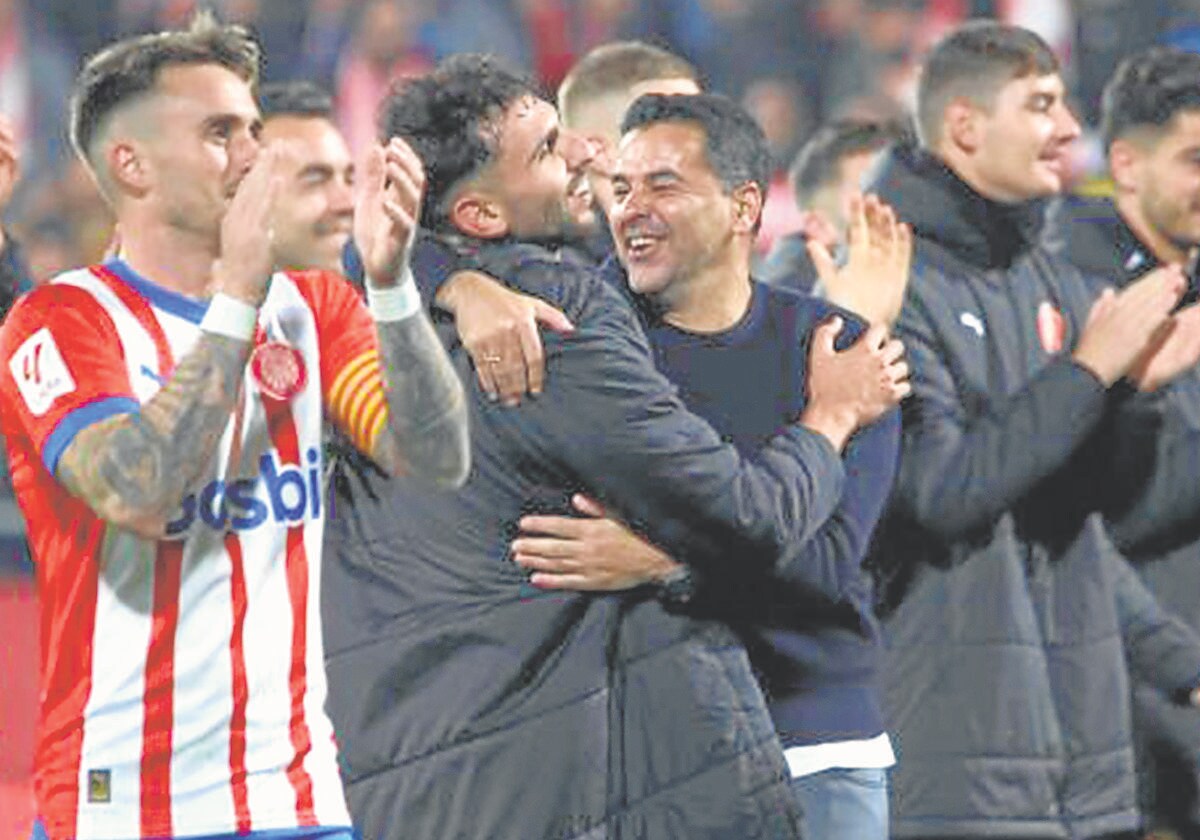 El bilbaíno Iván Martín (en el Mirandés la campaña 2020/21) se abraza con Míchel, el técnico del que se habla en Europa, tras dar el triunfo al Girona ante el Atlético con su gol (4-3).