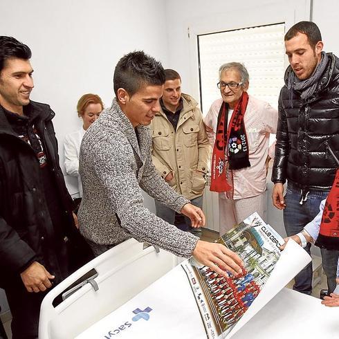 Juanjo, Cantero, Urko Vera y Barahona entregaron pósters y bufandas a los mayores ingresados. 