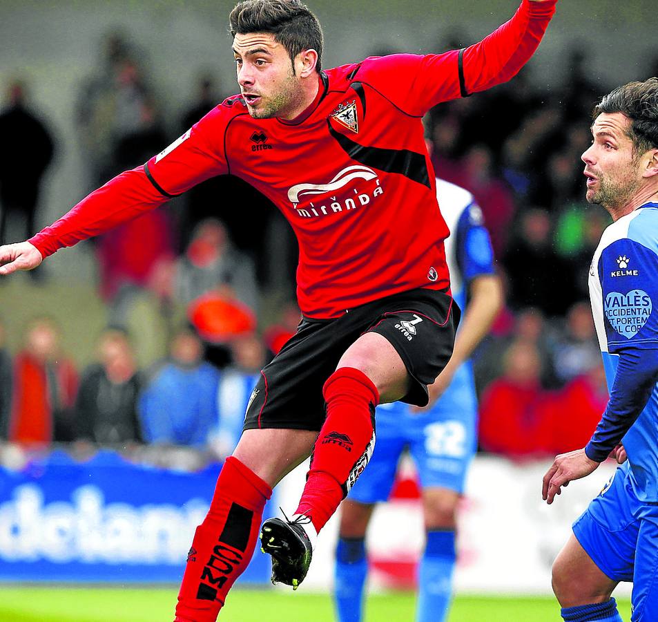 El jugador rojillo salta en un lance del choque ante el Sabadell. 