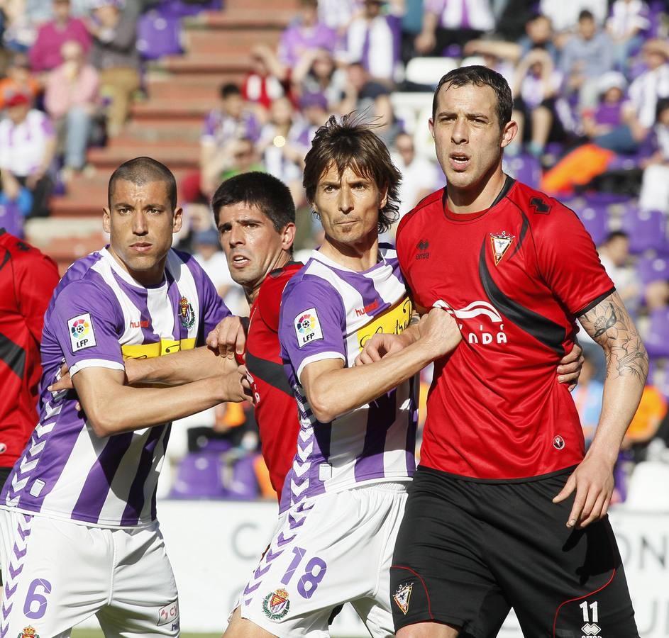 Urko Vera es sujetado (una acción que sufre habitualmente) por Álvaro Rubio en el estadio José Zorrilla. 