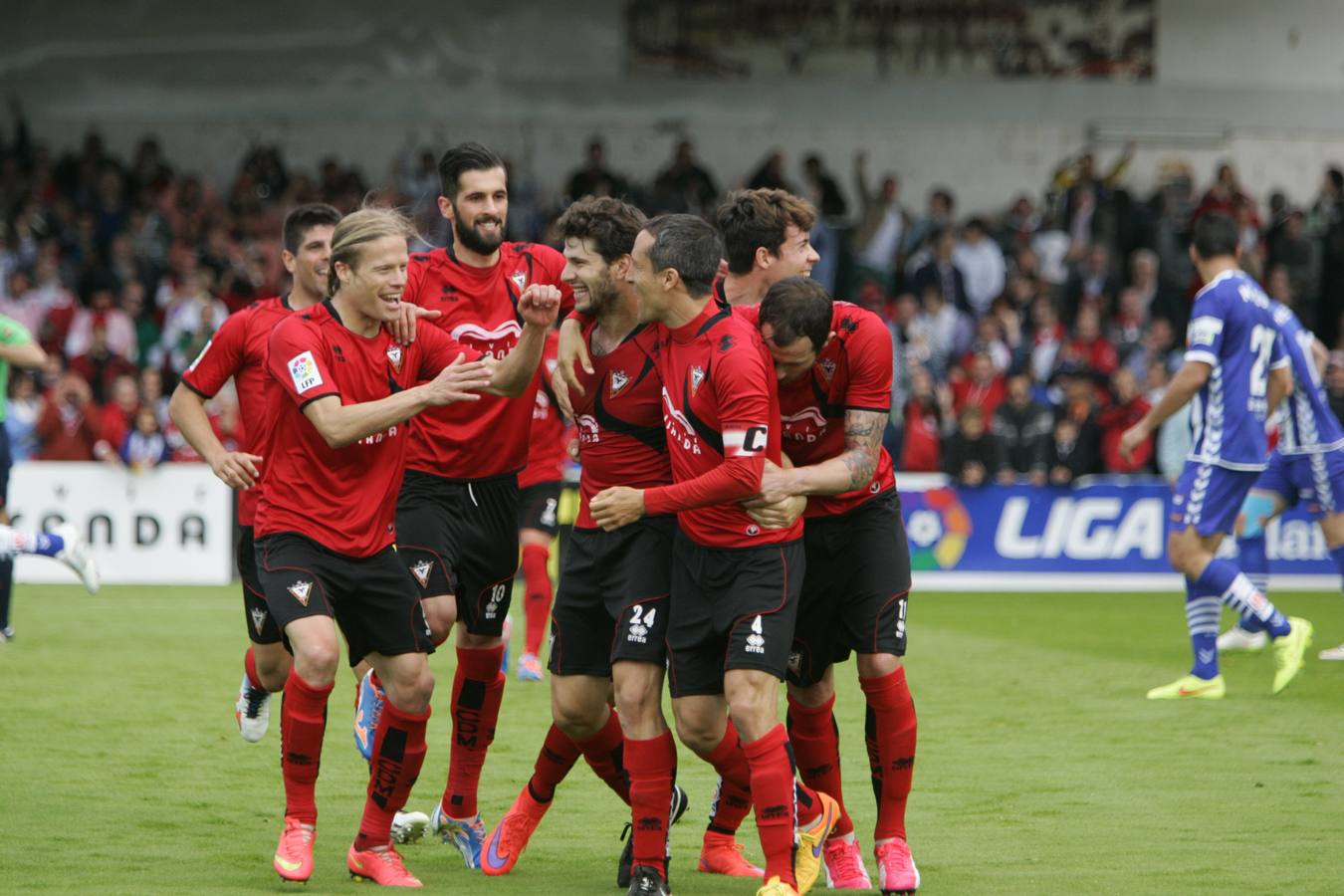 Rúper recibe la felicitación de sus compañeros tras marcar el segundo gol del Mirandés. 