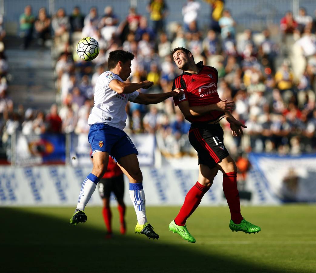 Carlos Moreno despeja de cabeza ante Rico, defensa del Zaragoza, durante el partido disputado el pasado domingo. 