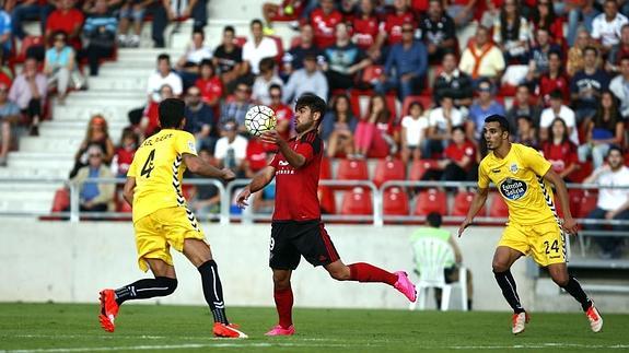 Abdon Prats disputa un balón con un jugador del Lugo durante el partido en Anduva. 