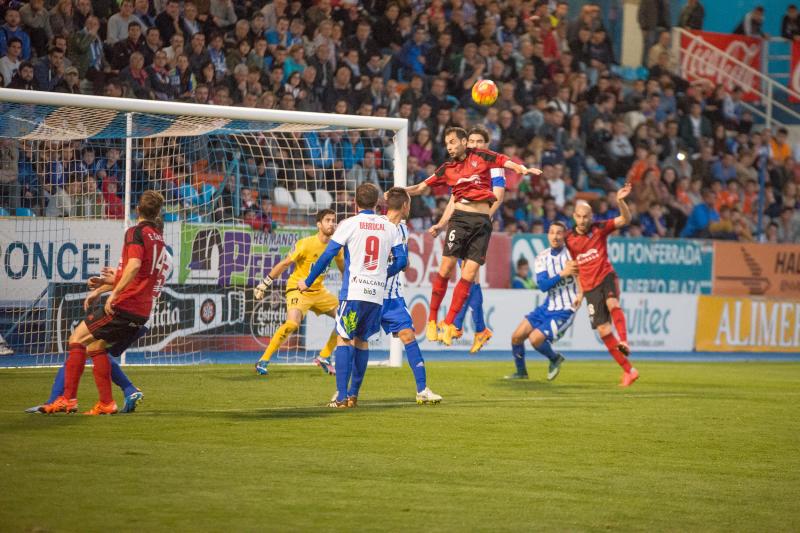 Los rojillos acosaron a la Ponferradina pero al final debieron conformarse con un punto pese a ser superiores a los bercianos y firmar un buen partido tanto en defensa como en ataque. 