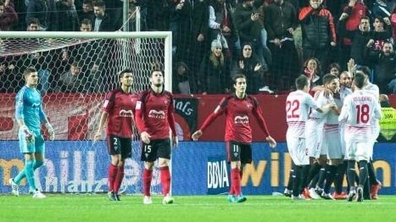 Gaffoor, junto al portero Raúl, Moreno y Provencio, se lamenta del primer gol recibido en el Sánchez Pizjuán. 