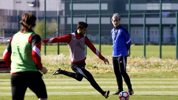 El entrenador de Zaragoza observa con atención el golpeo de balón de Fofo en su estreno con el conjunto rojillo.