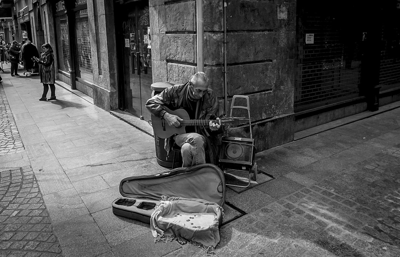 Manuel, guitarrista argentino que pone banda sonora a muchas esquinas del Casco Viejo, como Bidebarrieta.