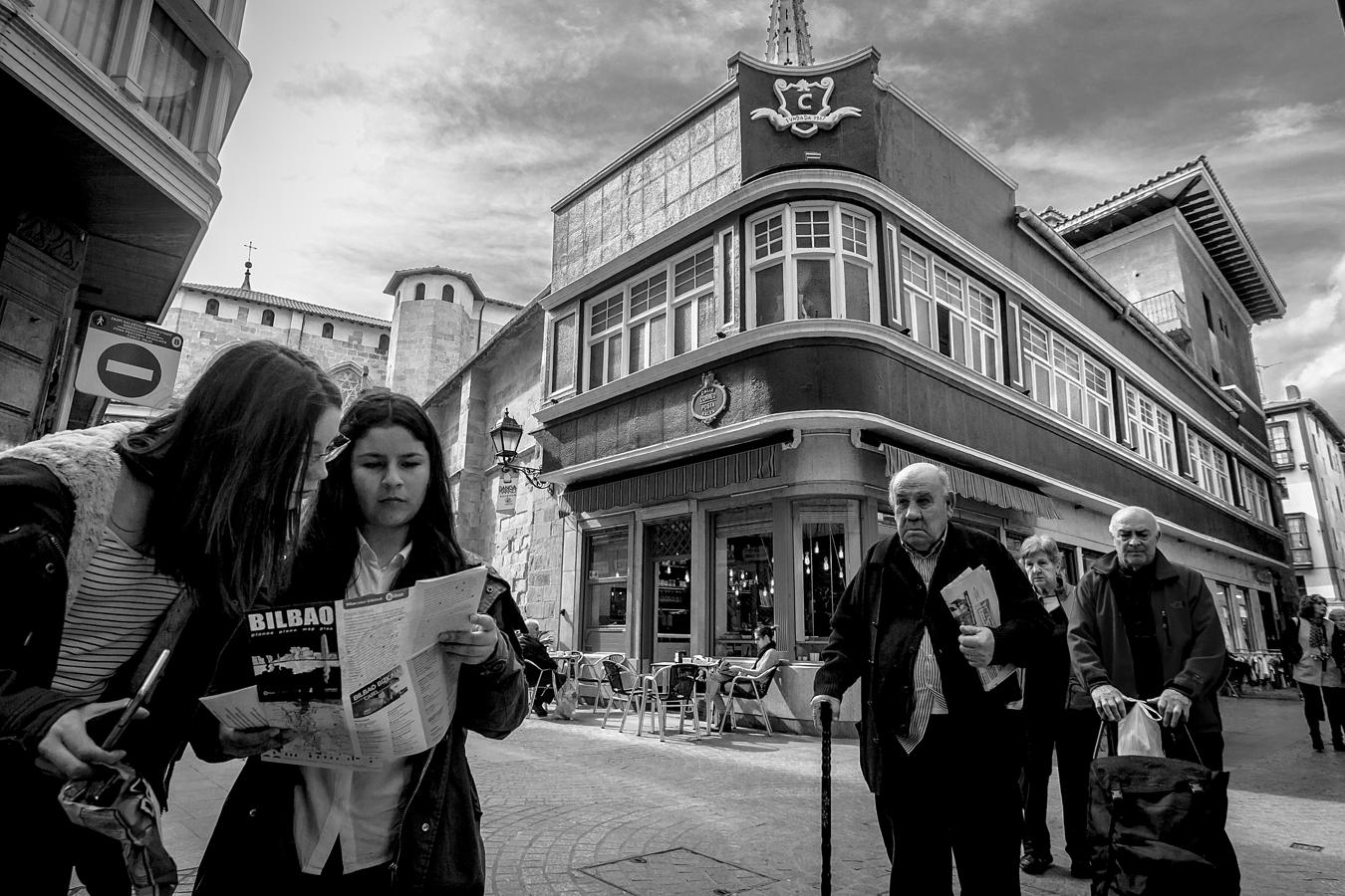 Turistas y vecinos de toda la vida se cruzan en las calles.