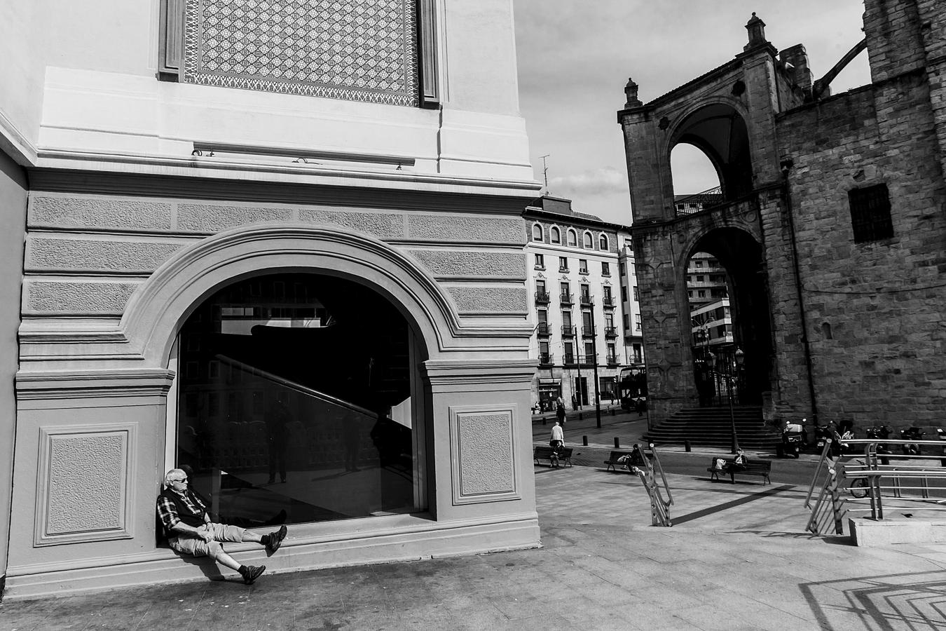 La brisa de la ría y un poquito de sol animan a algunos a enseñar las pantorrilas a la primavera junto al mercado de la Ribera y la iglesia de San Antón.