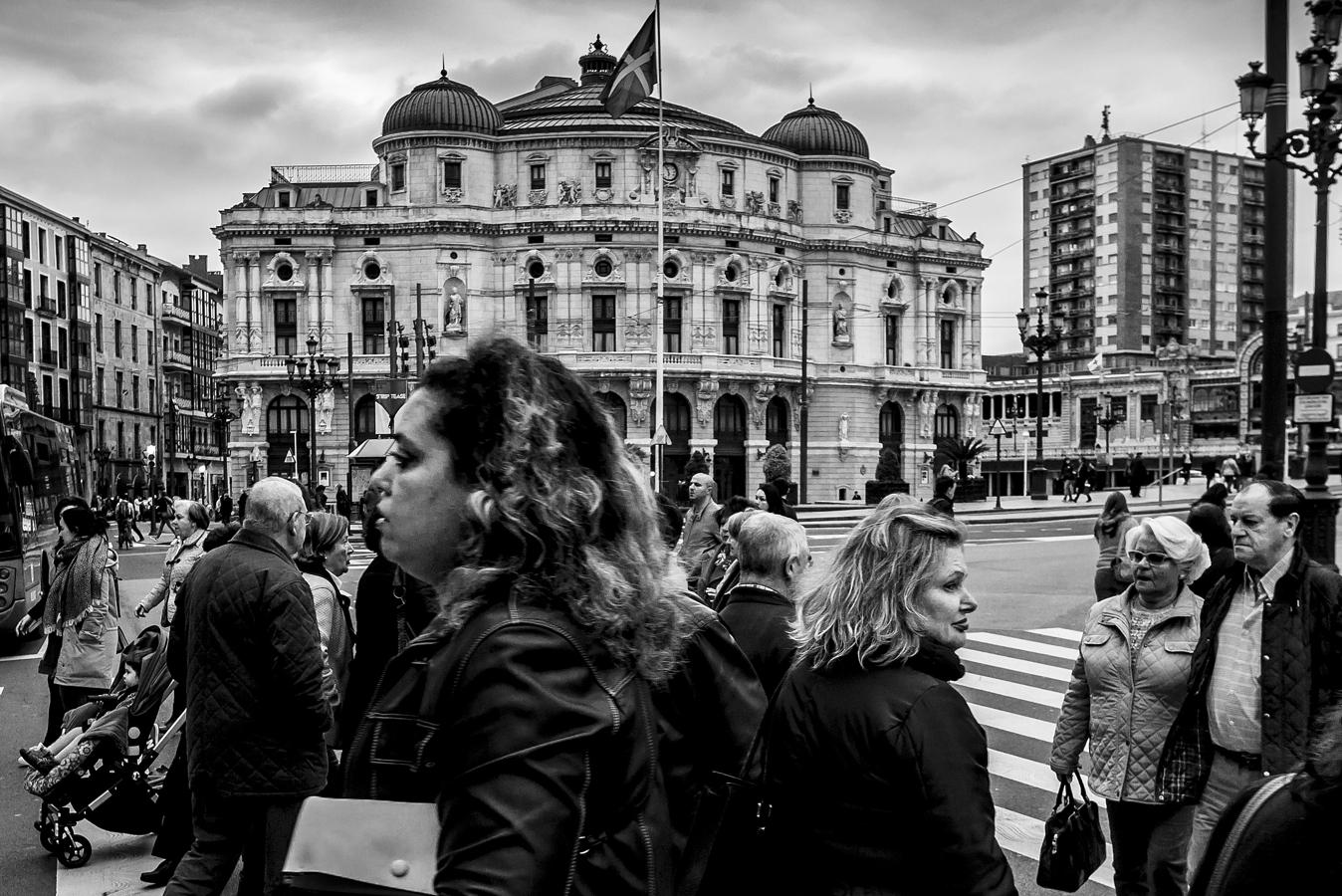 El Teatro Arriaga, punto de encuentro por excelencia y zona de paso muy concurrida.