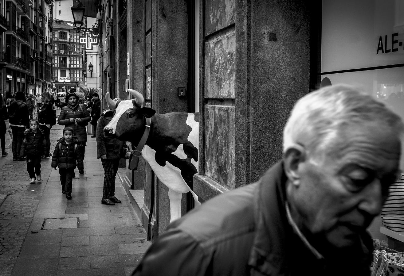 La 'fauna' del Casco Viejo es muy heterogénea, como se aprecia en la Plaza de La Cruz.