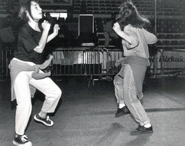 Frank Zappa, Danza Invisible, Duncan Dhu, Chemical Brothers y unas chicas bailando durante un concierto en La Casilla.