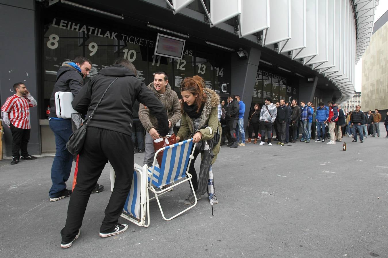 Largas colas en San Mamés para conseguir una entrada ante el Rayo