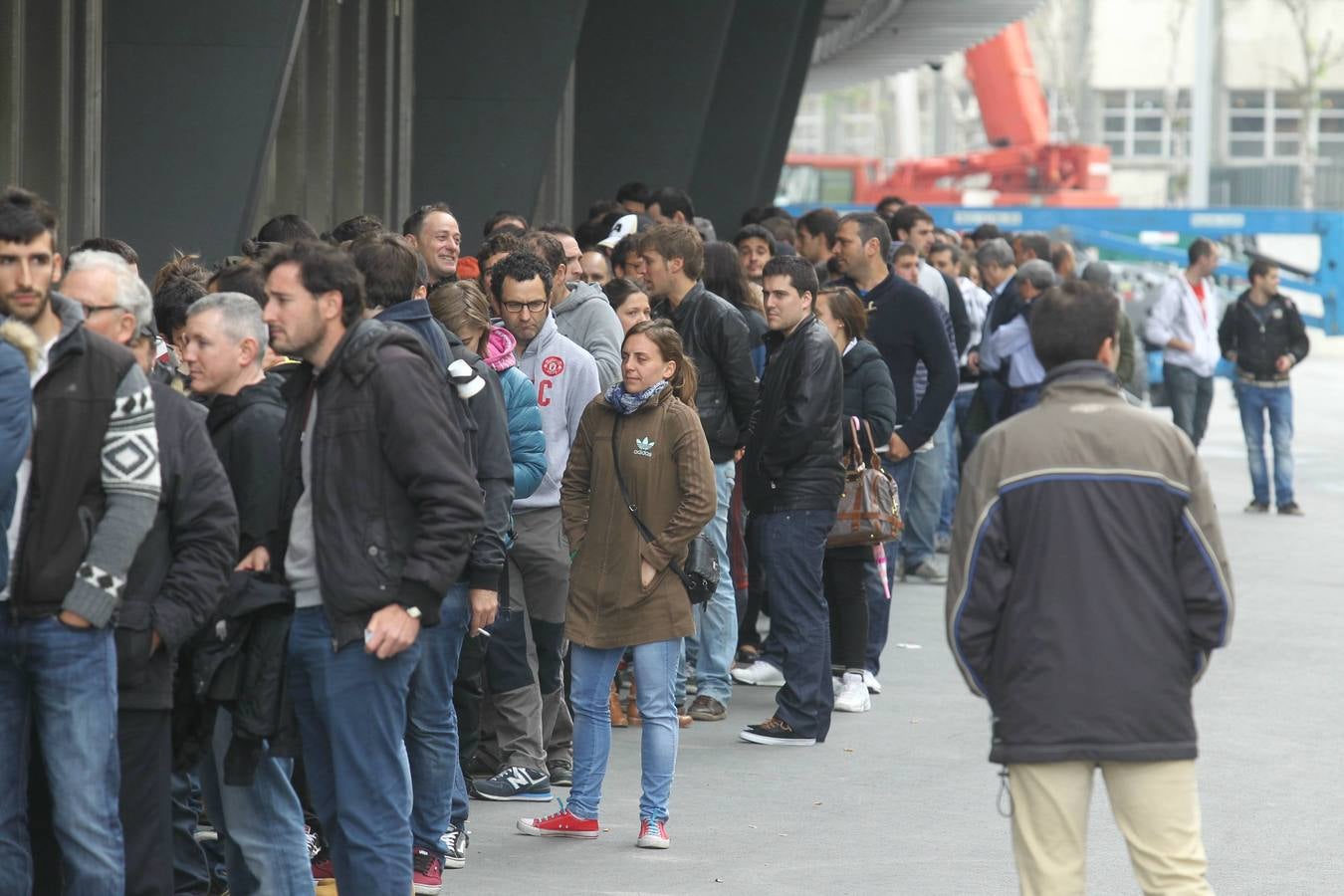 Largas colas en San Mamés para conseguir una entrada ante el Rayo