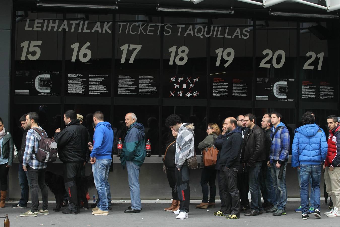 Largas colas en San Mamés para conseguir una entrada ante el Rayo