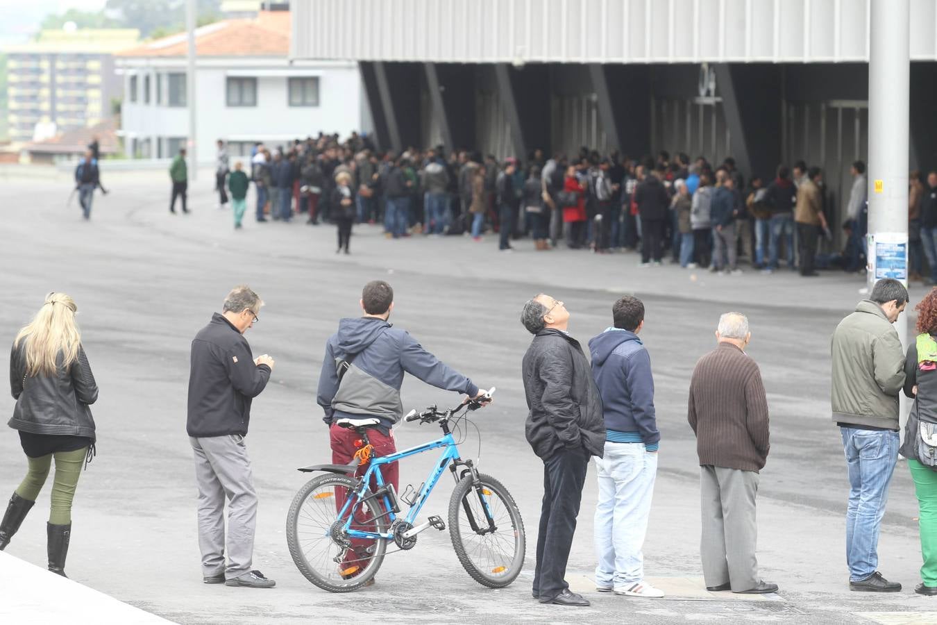 Largas colas en San Mamés para conseguir una entrada ante el Rayo
