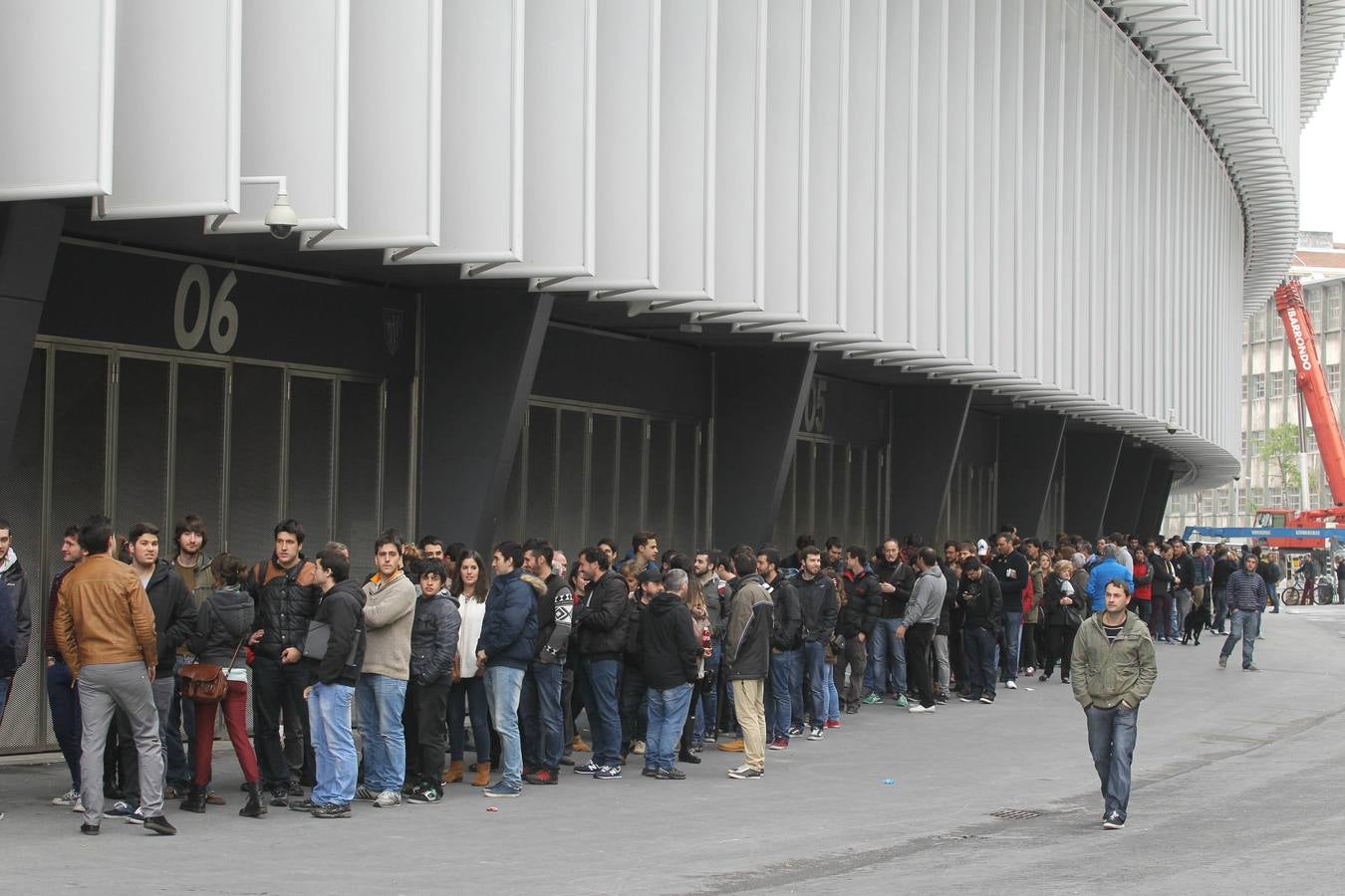 Largas colas en San Mamés para conseguir una entrada ante el Rayo