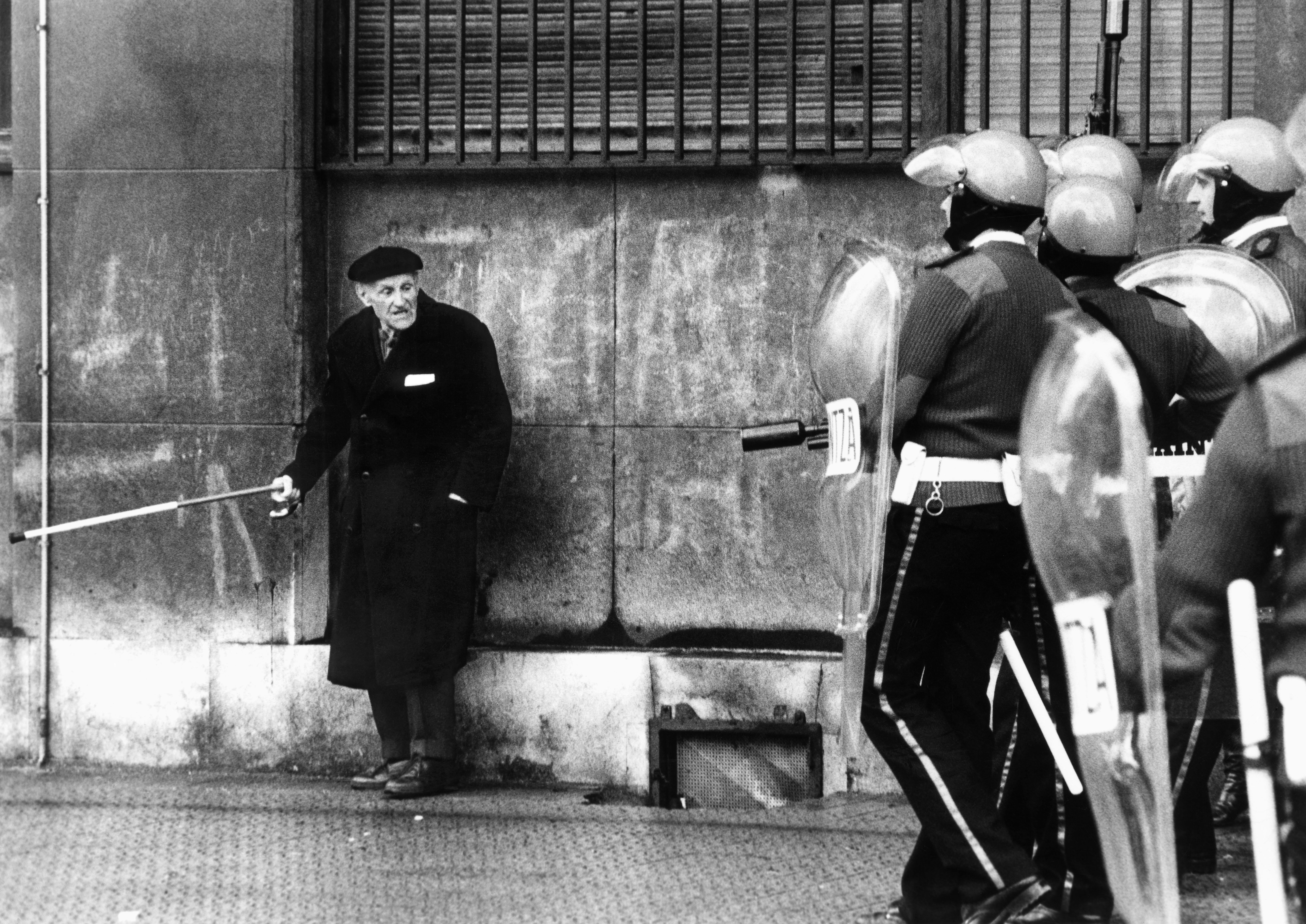 1992. El sacerdote Antonio Arraiza deja boquiabiertos a los fieles de Rentería al bailar un aurresku para celebrar su 100 cumpleaños.