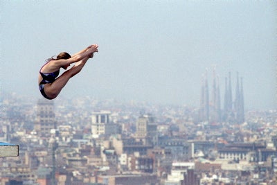 Una saltadora, durante de los Juegos Olímpicos de Barcelona de 1992, con la Sagrada Familia al fondo.