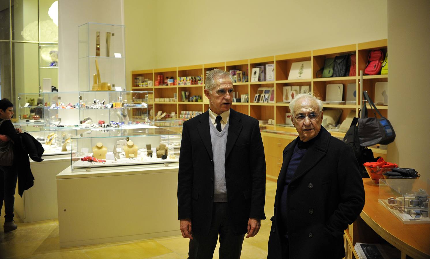 Frank Gehry, junto al director del Guggenheim, Juan Ignacio Vidarte, en la nueva tienda librería del museo