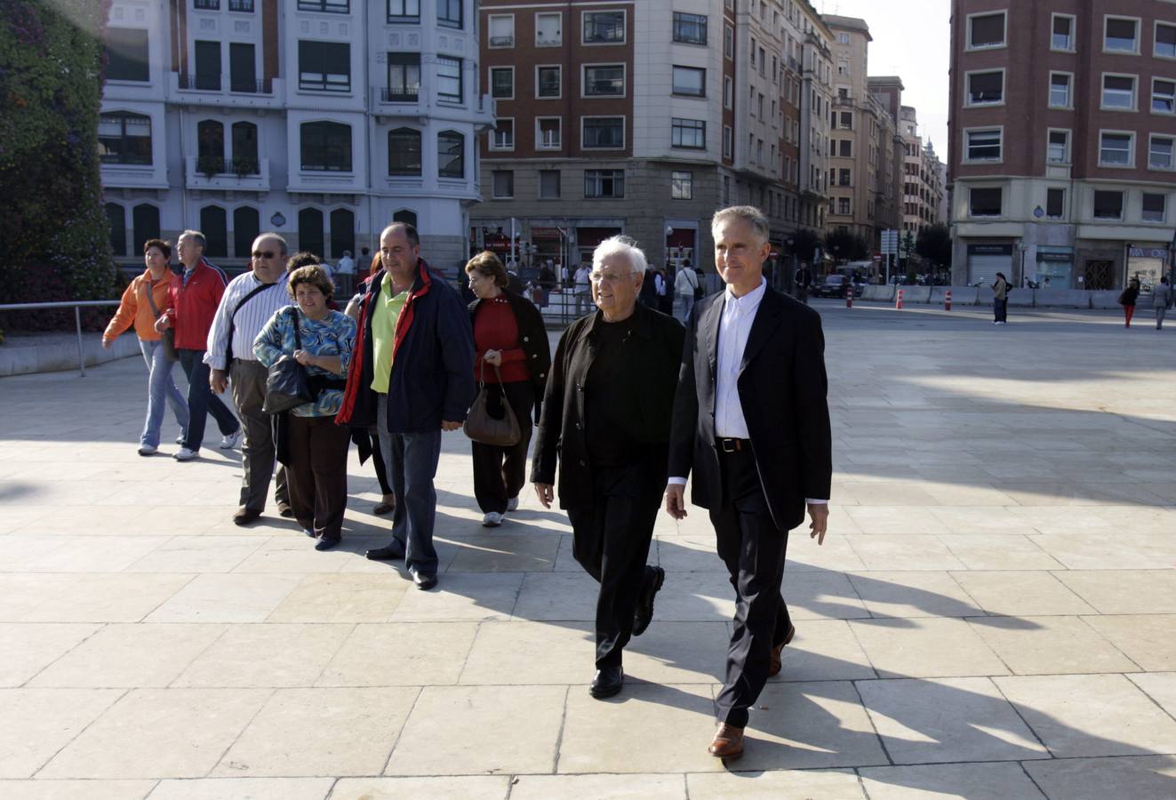 Frank Gehry y Juan Ignacio Vidarte junto a unos turistas que se aceran a visitar el Guggenheim