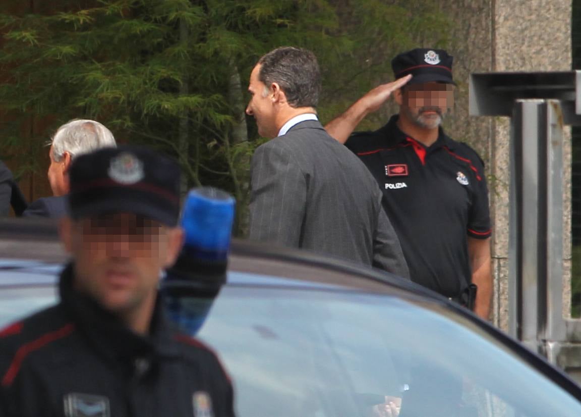 Don Felipe, saludado por la Ertzaintza, entra Real Club Marítimo el Abra.