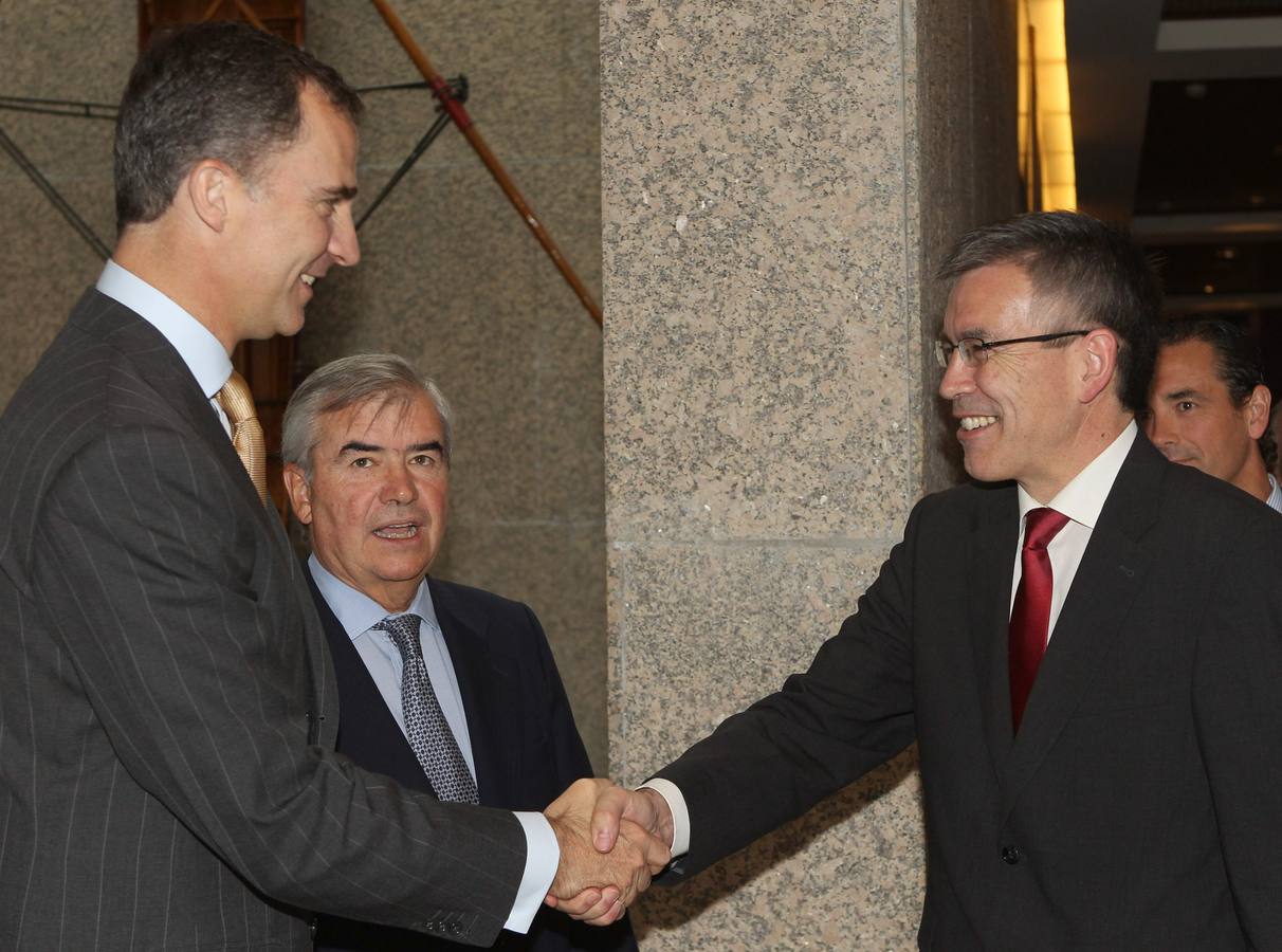 El Príncipe, junto a José Bergareche, saluda al presidente de Eroski, Agustí­n Markaide.