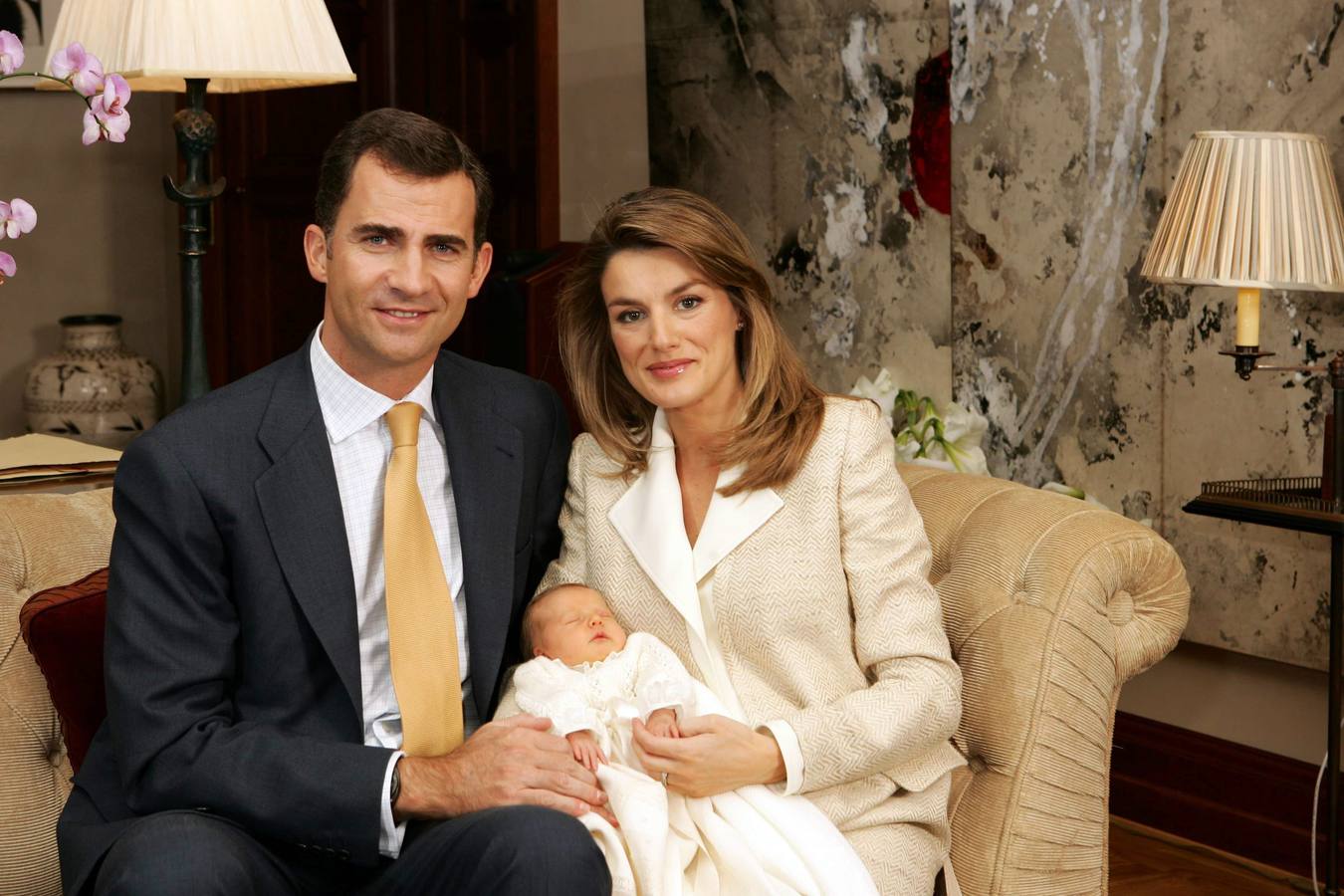 Felipe de Borbón y Letizia Ortiz, posan en La Zarzuela con su hija recién nacida, Leonor.