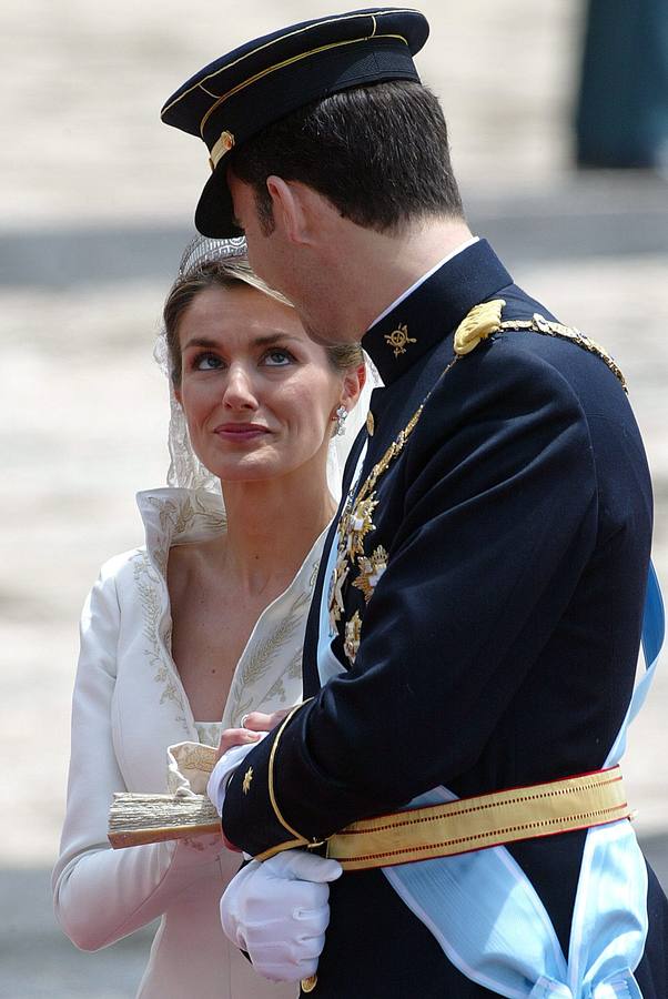 Leticia Ortiz mira al Príncipe Felipe, durante su enlance matrimonial.
