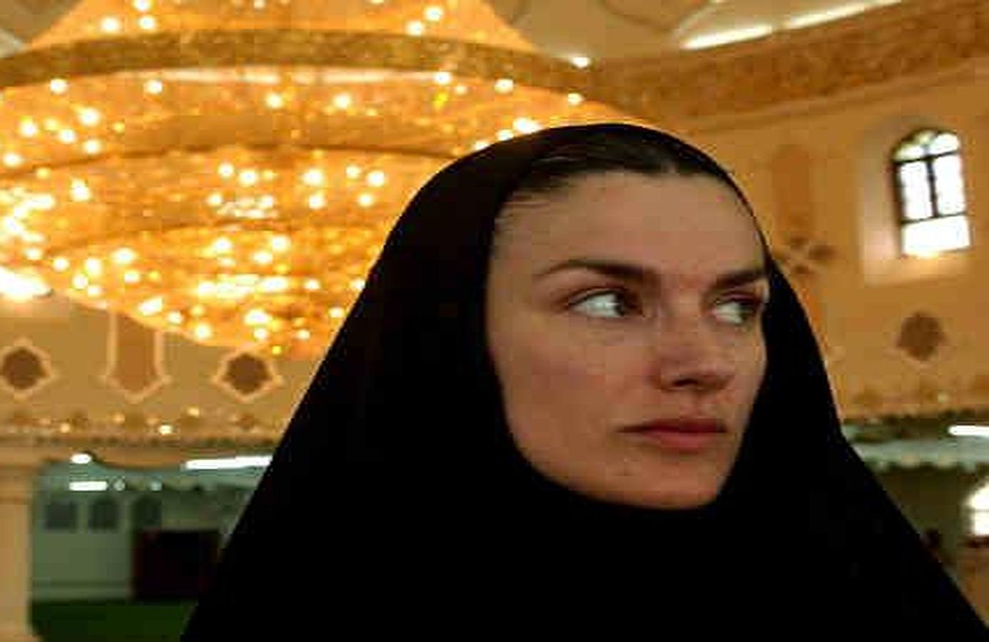 Letizia Ortiz, periodista de TVE, visita una mezquita de Basora.