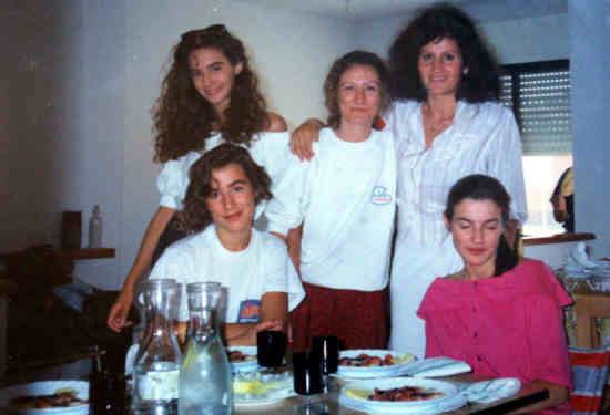 Letizia Ortiz (dcha, parte inferior), con su madre, Paloma Rocasolano (c), sus dos hermanas, Telma (izda,inferior) y Erika (i, arriba) y una amiga de la familia (principio de los años 90).