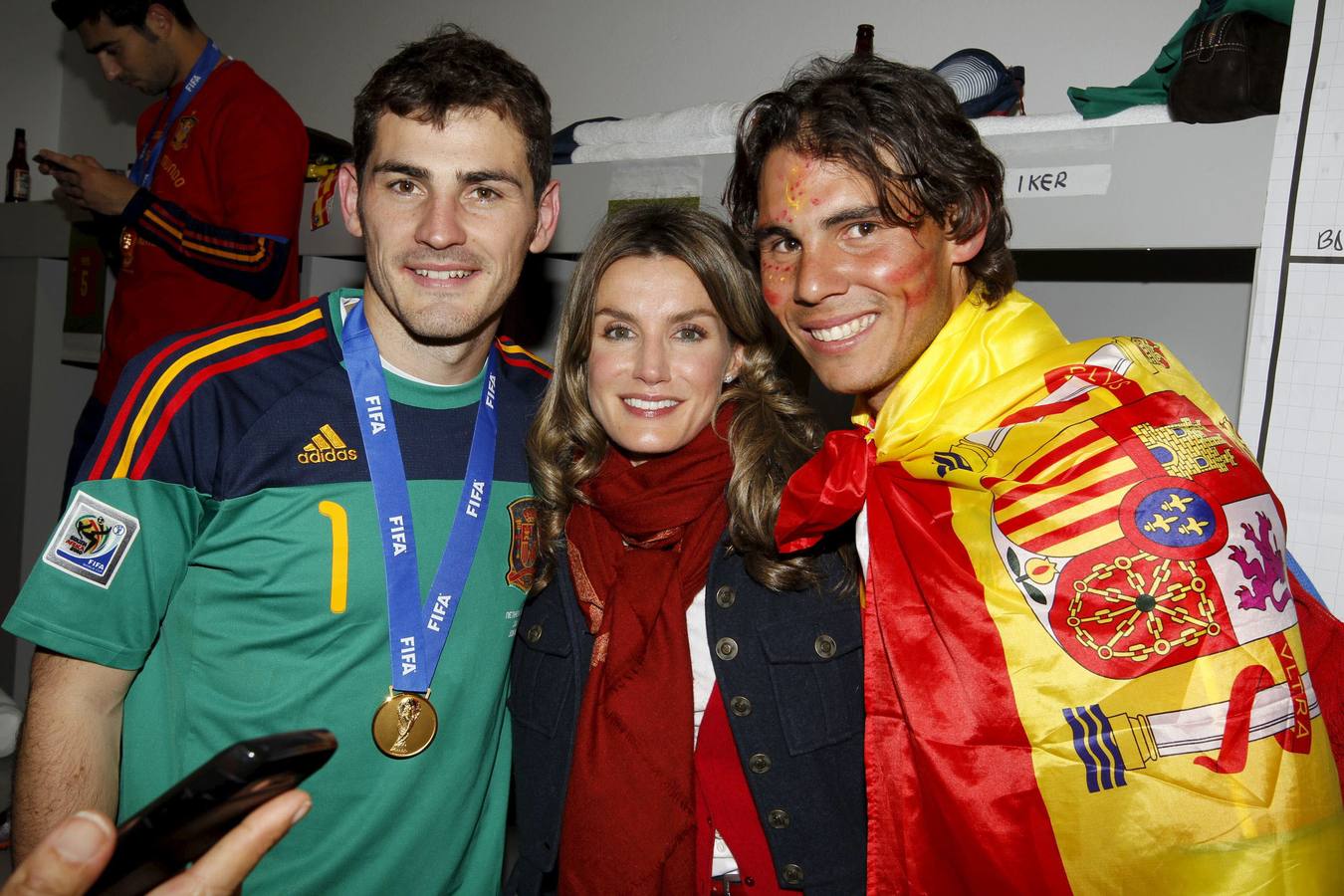 Letizia Ortiz, princesa de Asturias, y el tenista Rafael Nadal, posan en el vestuario con Iker Casillas