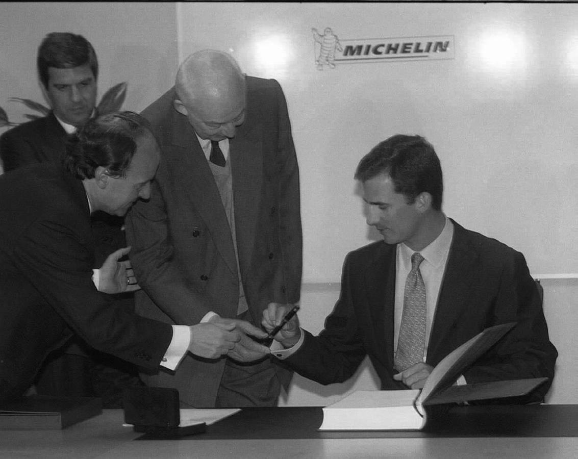 1998. El príncipe Felipe firmando en el libro de honor tras su visita a la fábrica de Michelín de Vitoria.