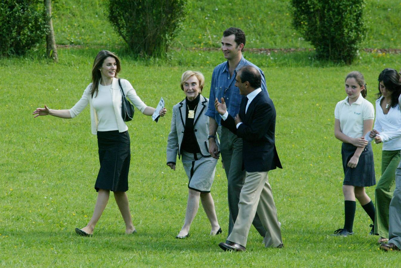 2004. Los Principes de Asturias con la familia de Eduardo Chillida en el Chillida Leku durante su viaje de novios.