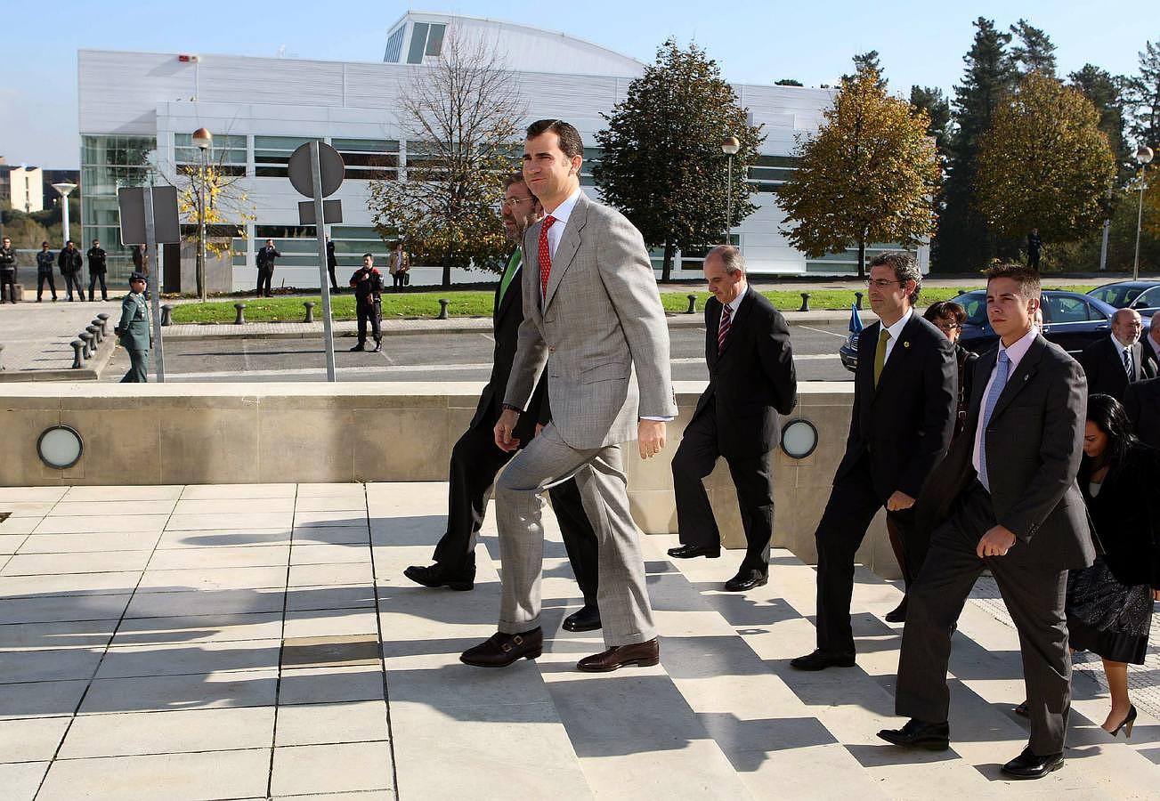 2007. El Príncipe de Asturias acompañado por el delegado del Gobierno en el País Vasco, Paulino Luesma en el auditorio del parque tecnológico de Miramón, en San Sebastián