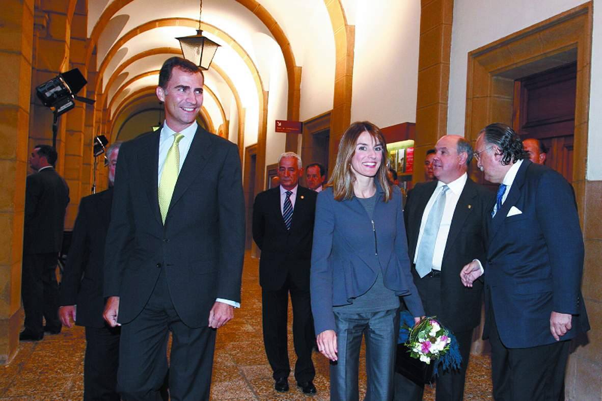 2007. Los Príncipes de Asturias durante una visita a la Universidad de Deusto.