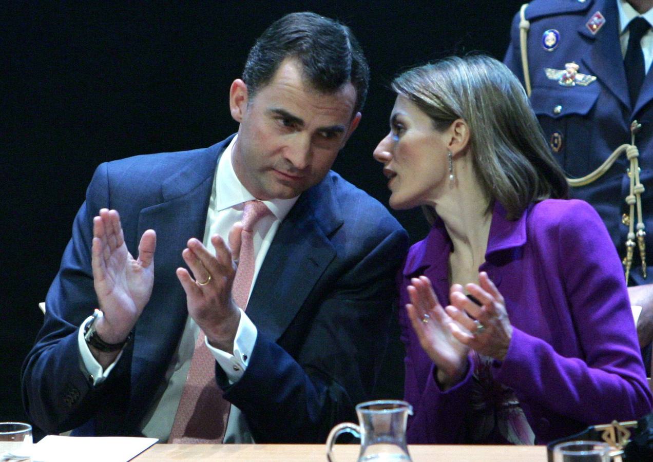 2008. Los Príncipes de Asturias, Felipe de Borbón y Letizia Ortiz, clausuran un seminario sobre la figura de Diego María de Gardoqui y Arriquibar en el Museo Guggenheim de Bilbao