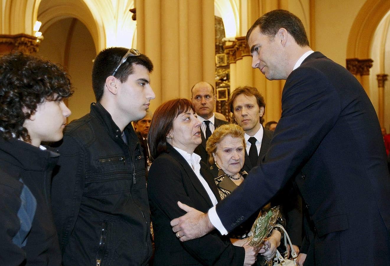 2009. El Príncipe en el funeral en Bilbao por Eduardo Puelles, policia nacional asesinado por ETA en Arrigorriaga . El principe Felipe de Borbon, da el pesame a la viuda, Paqui hernandez, ante la mirada de los hijos del agente.