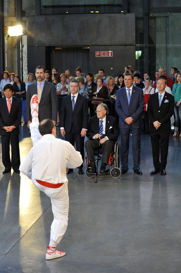 2013. El Príncipe junto al fallecido alcalde Iñaki Azkuna  y al lehendakari Urkullu entre otras autoridades en la clausura del foro de alcaldes celebrada en Bilbao.