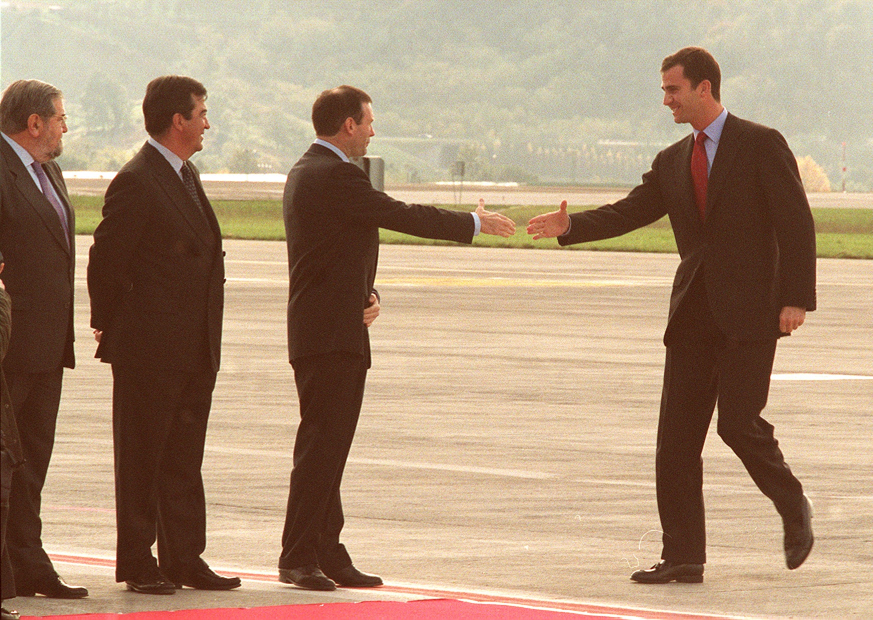 2000. El Príncipe Felipe en la inauguración de la nueva Terminal de Aeropuerto de Sondika saluda a Enrique Villar, Alvarez Cascosy Juan José Ibarretxe.