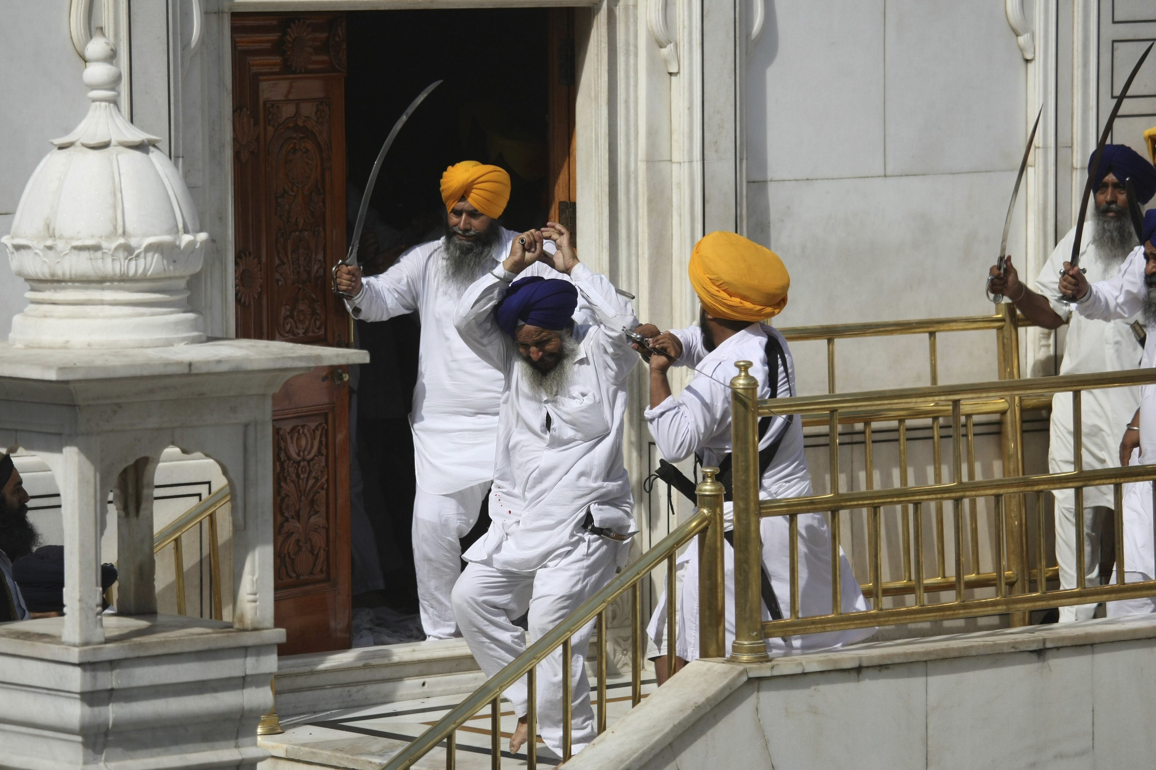 Los enfrentamientos en el Templo Dorado de India, en imágenes