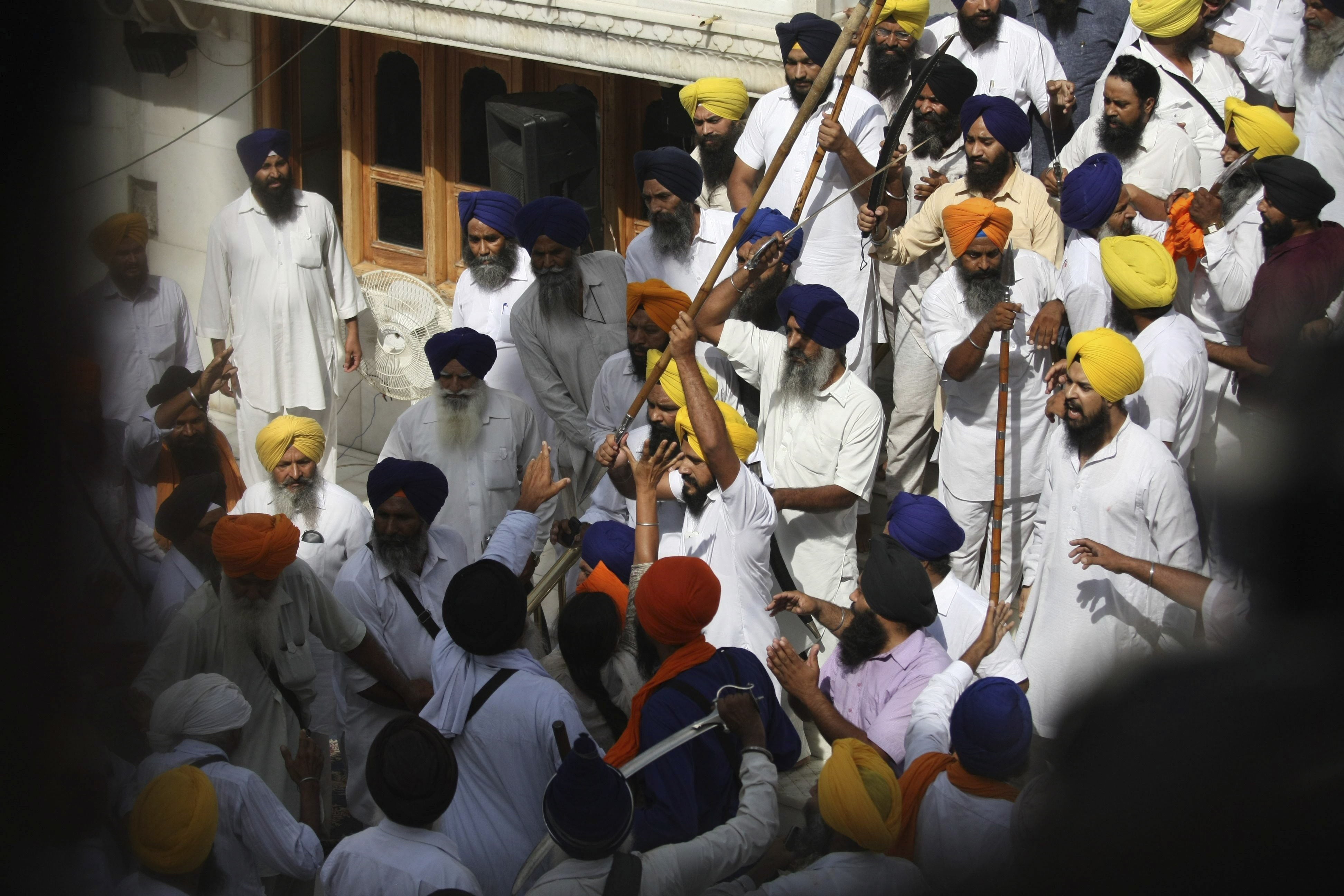 Los enfrentamientos en el Templo Dorado de India, en imágenes