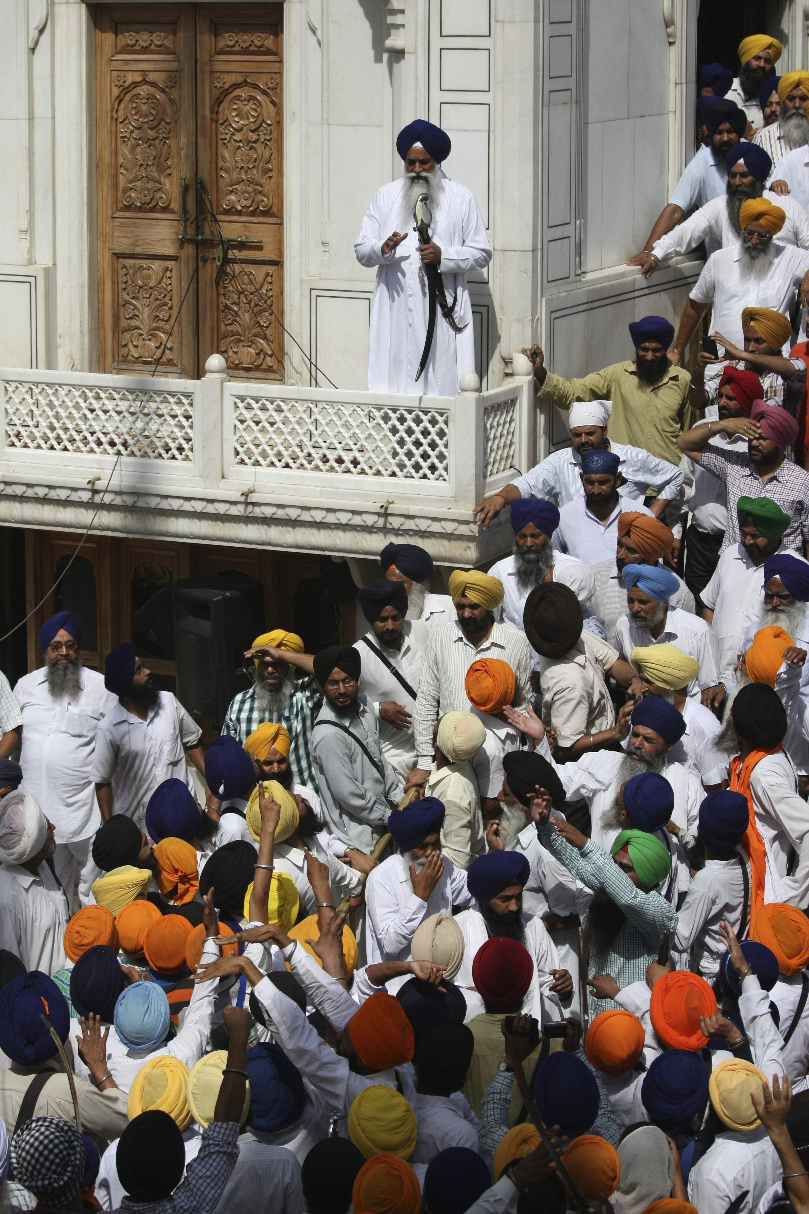 Los enfrentamientos en el Templo Dorado de India, en imágenes