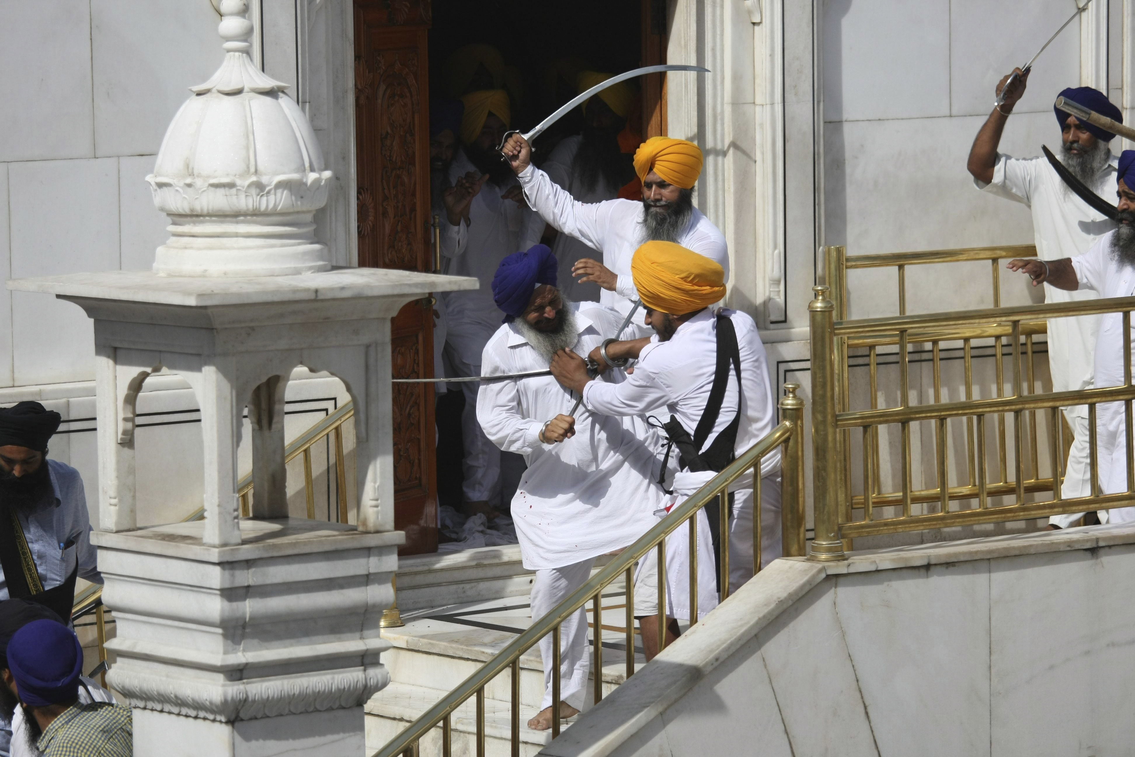 Los enfrentamientos en el Templo Dorado de India, en imágenes