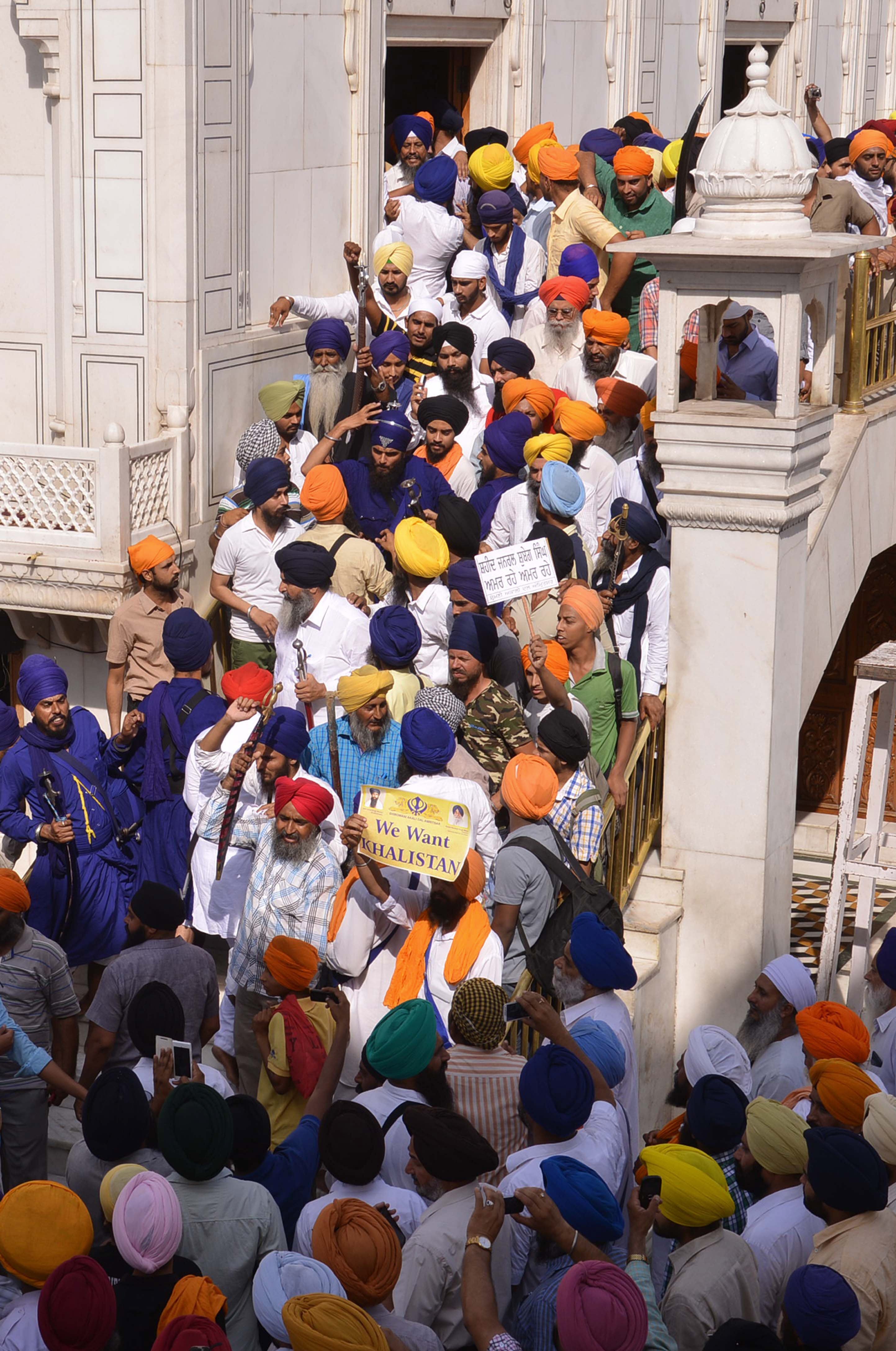 Los enfrentamientos en el Templo Dorado de India, en imágenes