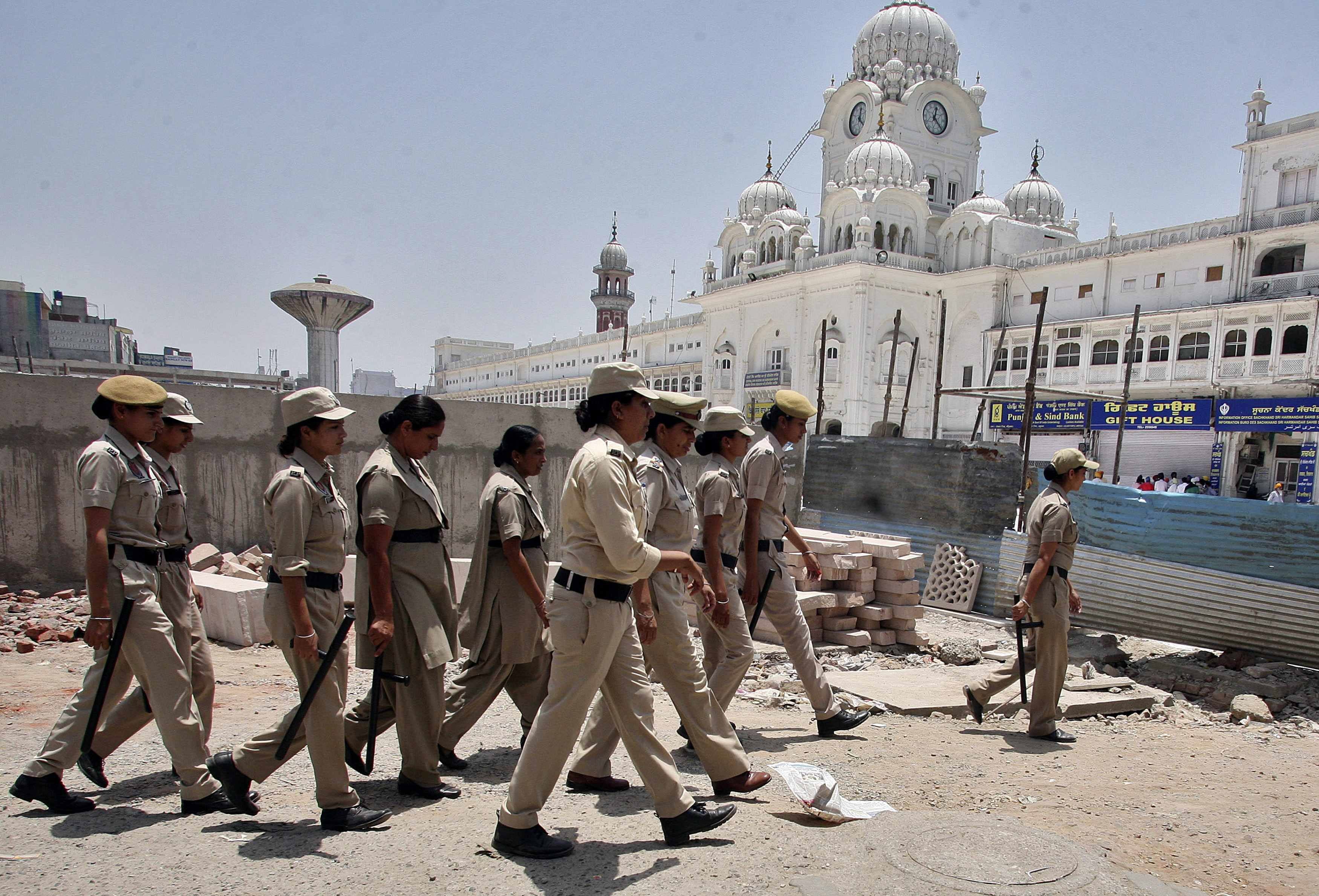 Los enfrentamientos en el Templo Dorado de India, en imágenes