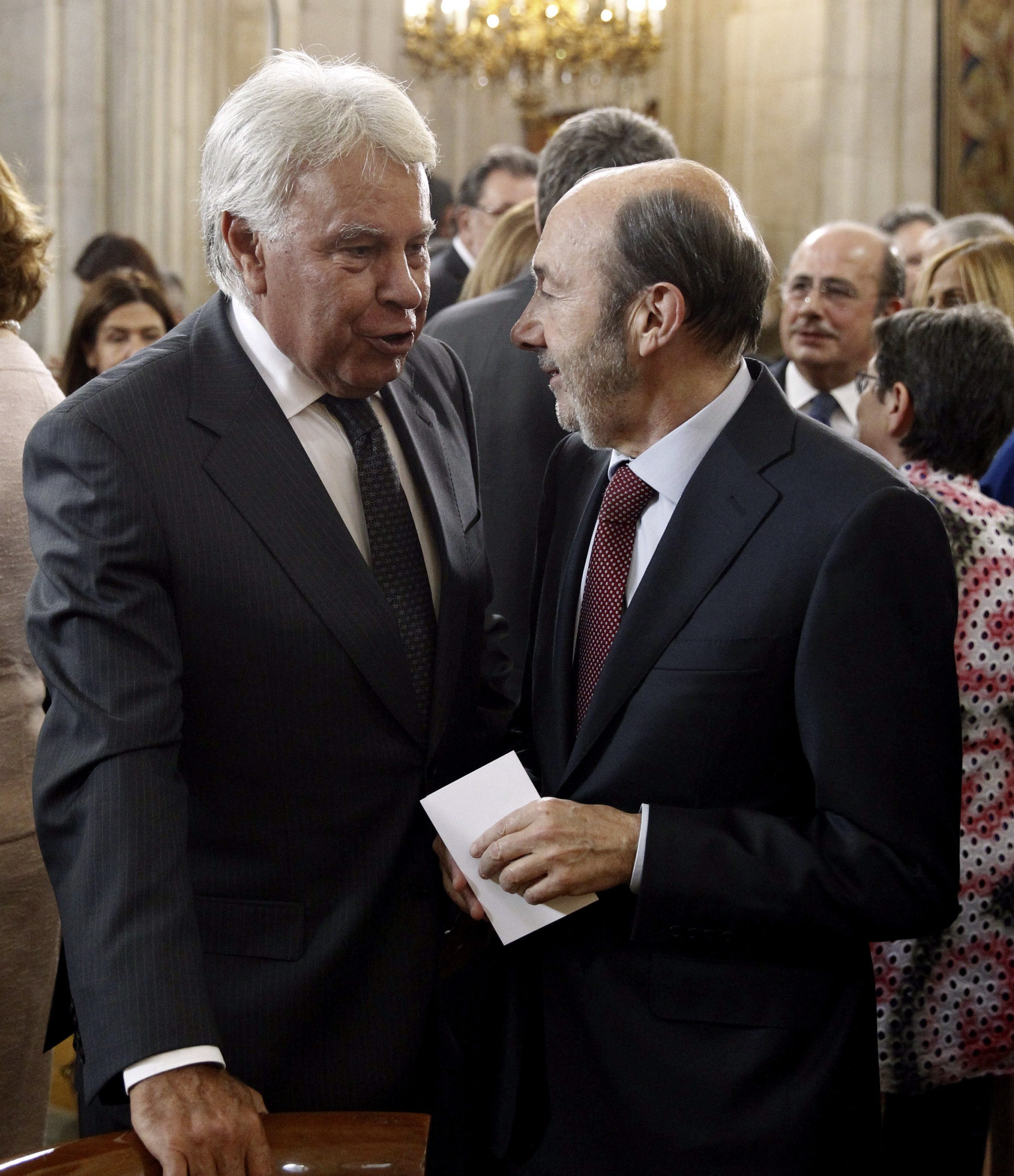 El expresidente del Gobierno Felipe González conversa con el líder del PSOE, Alfredo Pérez Rubalcaba.