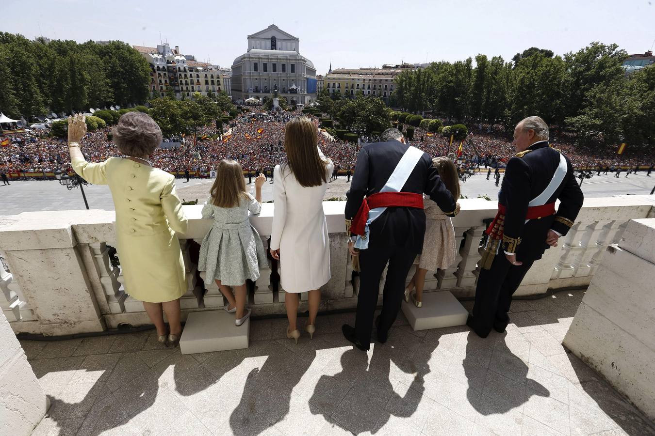 Los Reyes saludan desde el Palacio Real