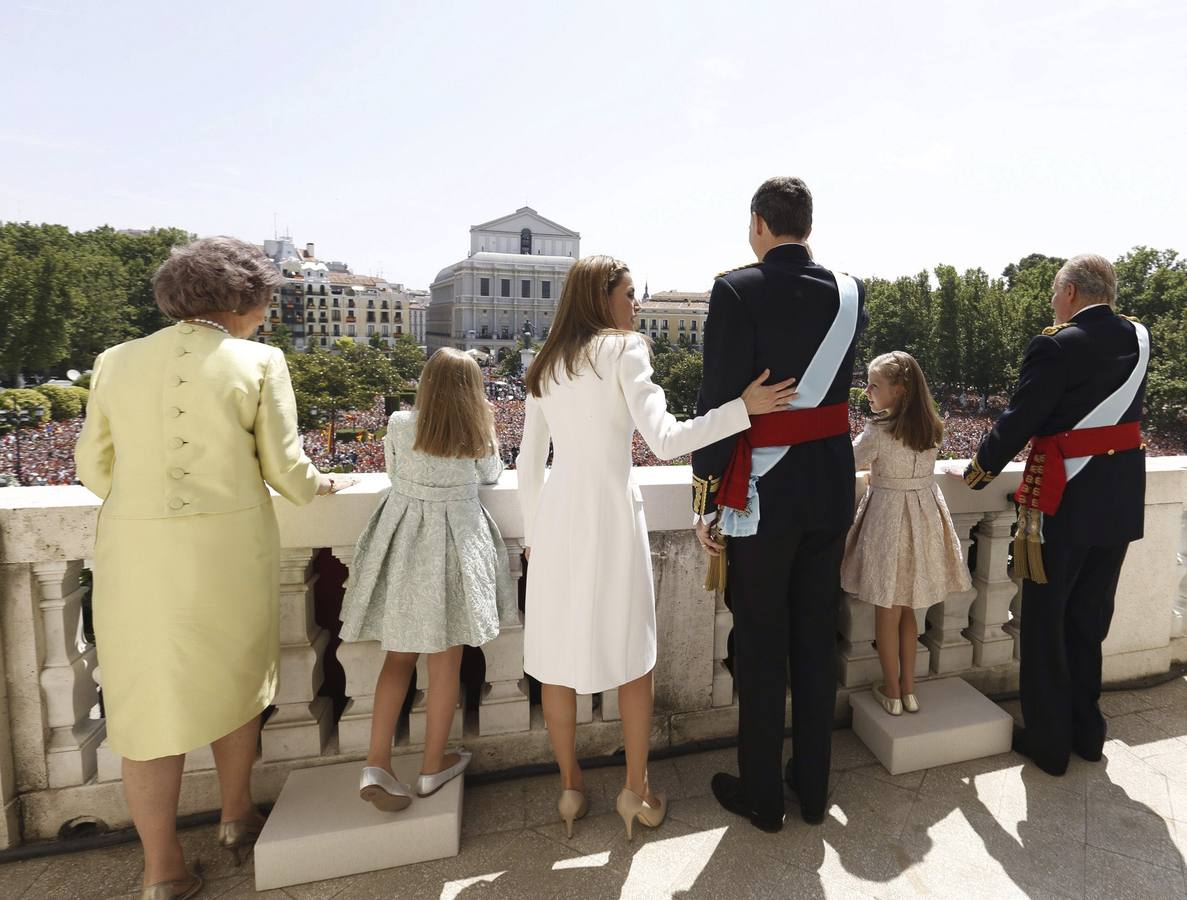 Los Reyes saludan desde el Palacio Real