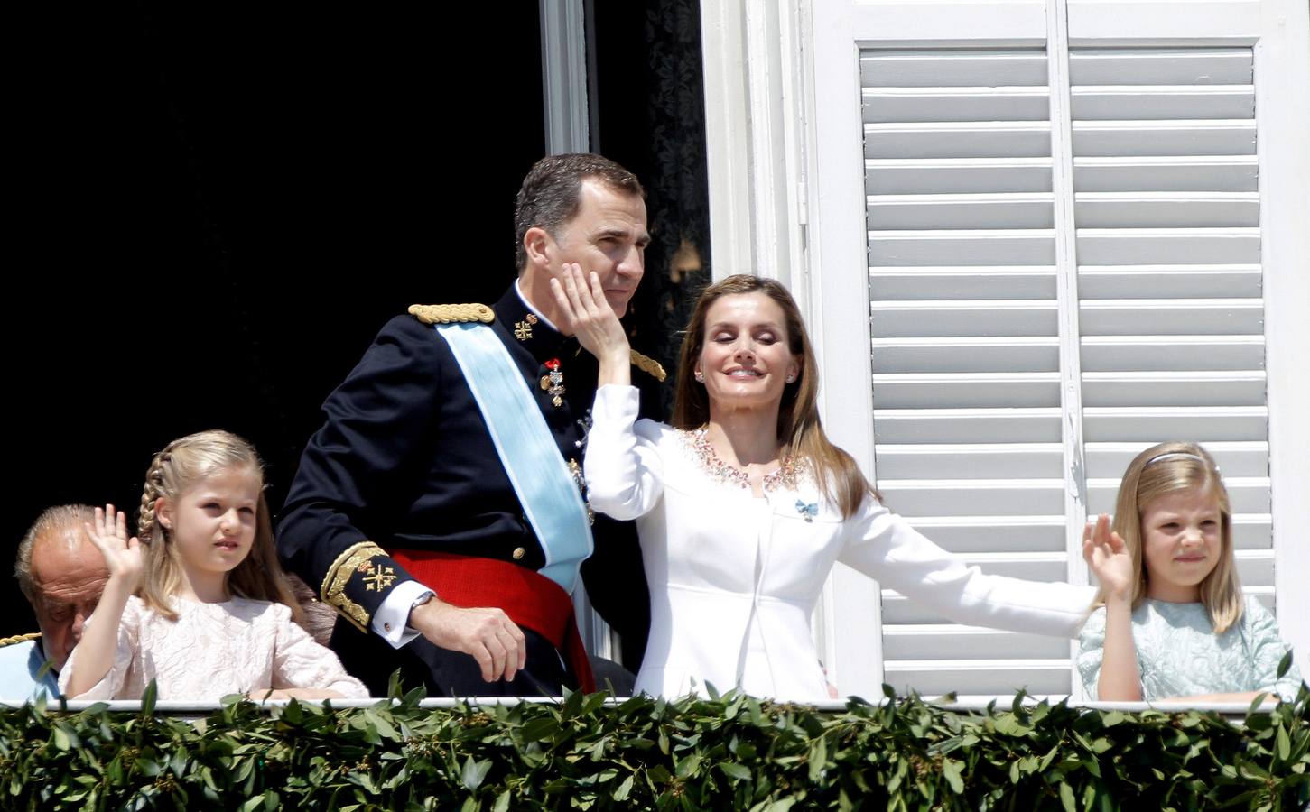 Los Reyes saludan desde el Palacio Real